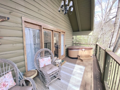 YOUR LOVE STORY BEGINS HERE! SECLUDED! ROMANTIC TRUE LOG CABIN! NOT PET FRIENDLY