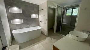 Douche, sèche-cheveux, serviettes fournies