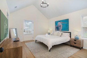 3 slaapkamers, een bureau, een strijkplank/strijkijzer, reisbedje