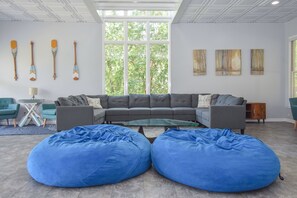 Una Smart TV, una chimenea, videojuegos, libros