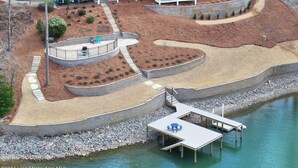 Un espace aménagé comprenant un espace de repos circulaire, une jetée et une petite piscine.