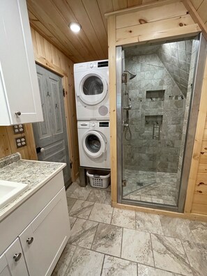 Een douche, handdoeken