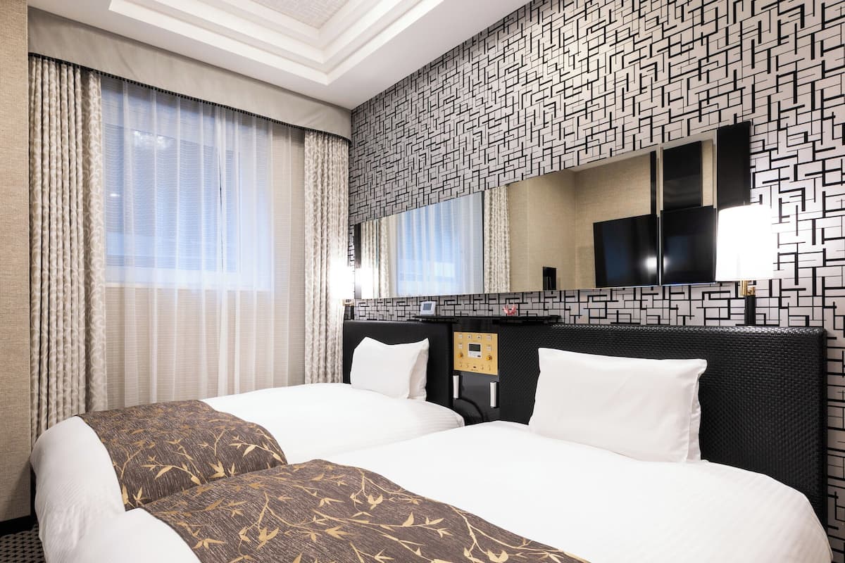 Deluxe Twin Room, Non Smoking | Desk, blackout drapes, iron/ironing board, free WiFi