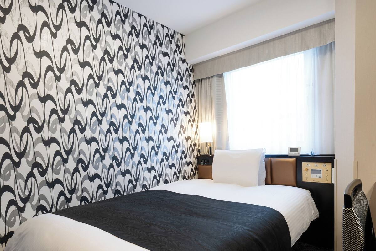 Rom – standard, ikke-røyk (with 1bed) | Skrivebord, blendingsgardiner, strykejern/-brett og wi-fi (inkludert)