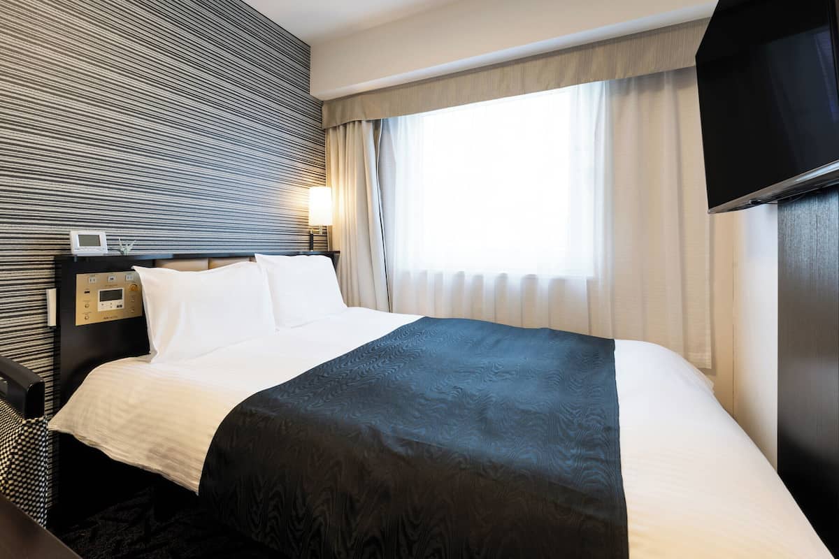 Queen Bed Room for one person, Non Smoking | Desk, blackout drapes, iron/ironing board, free WiFi