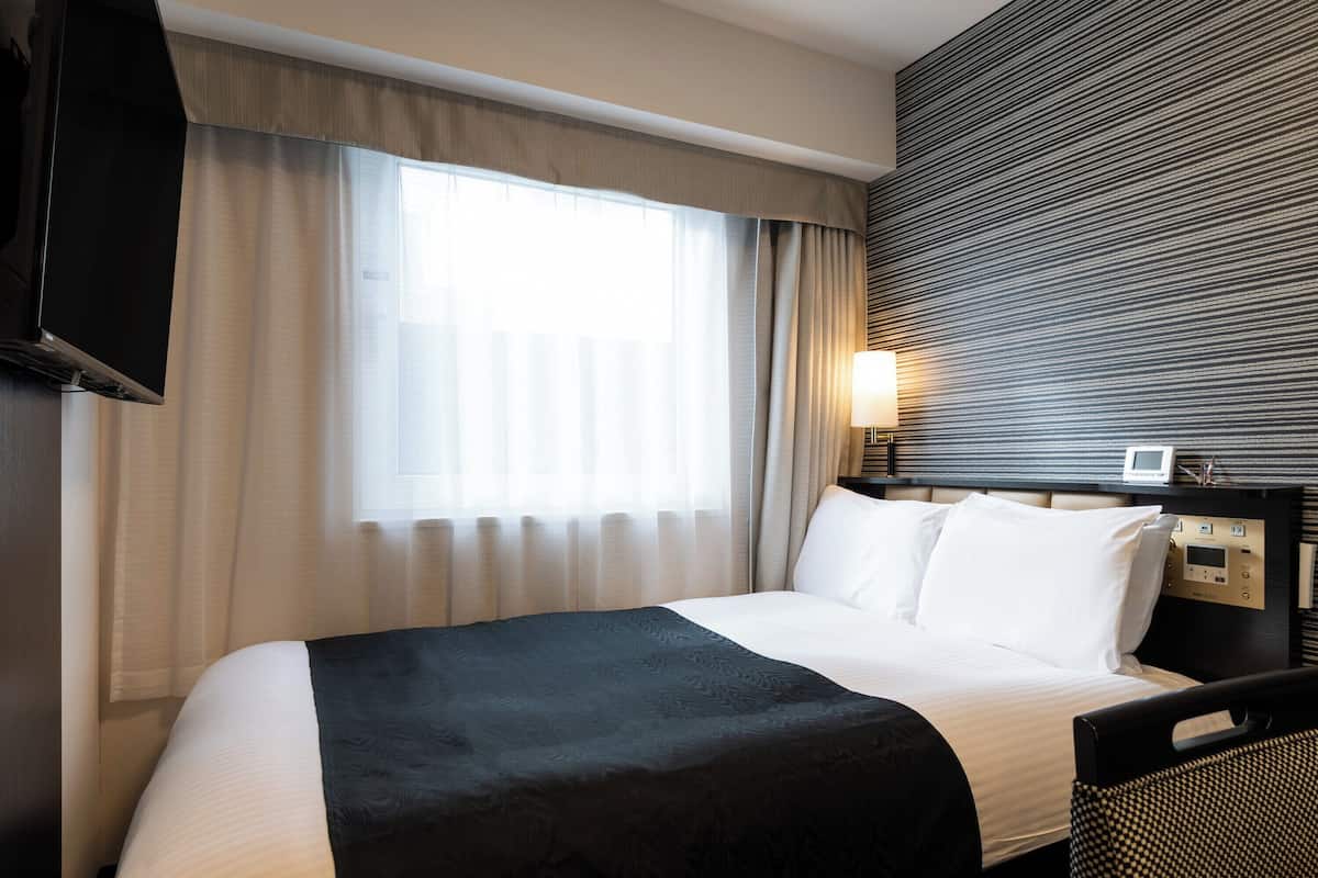 Standard Room with 1bed - Non-Smoking | Desk, blackout drapes, iron/ironing board, free WiFi