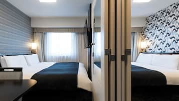 Skrivebord, blendingsgardiner, strykejern/-brett og wi-fi (inkludert)