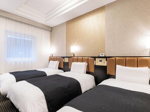 Quarto triplo, para não fumantes | Escrivaninha, cortinas blackout, ferros/tábuas de passar roupa