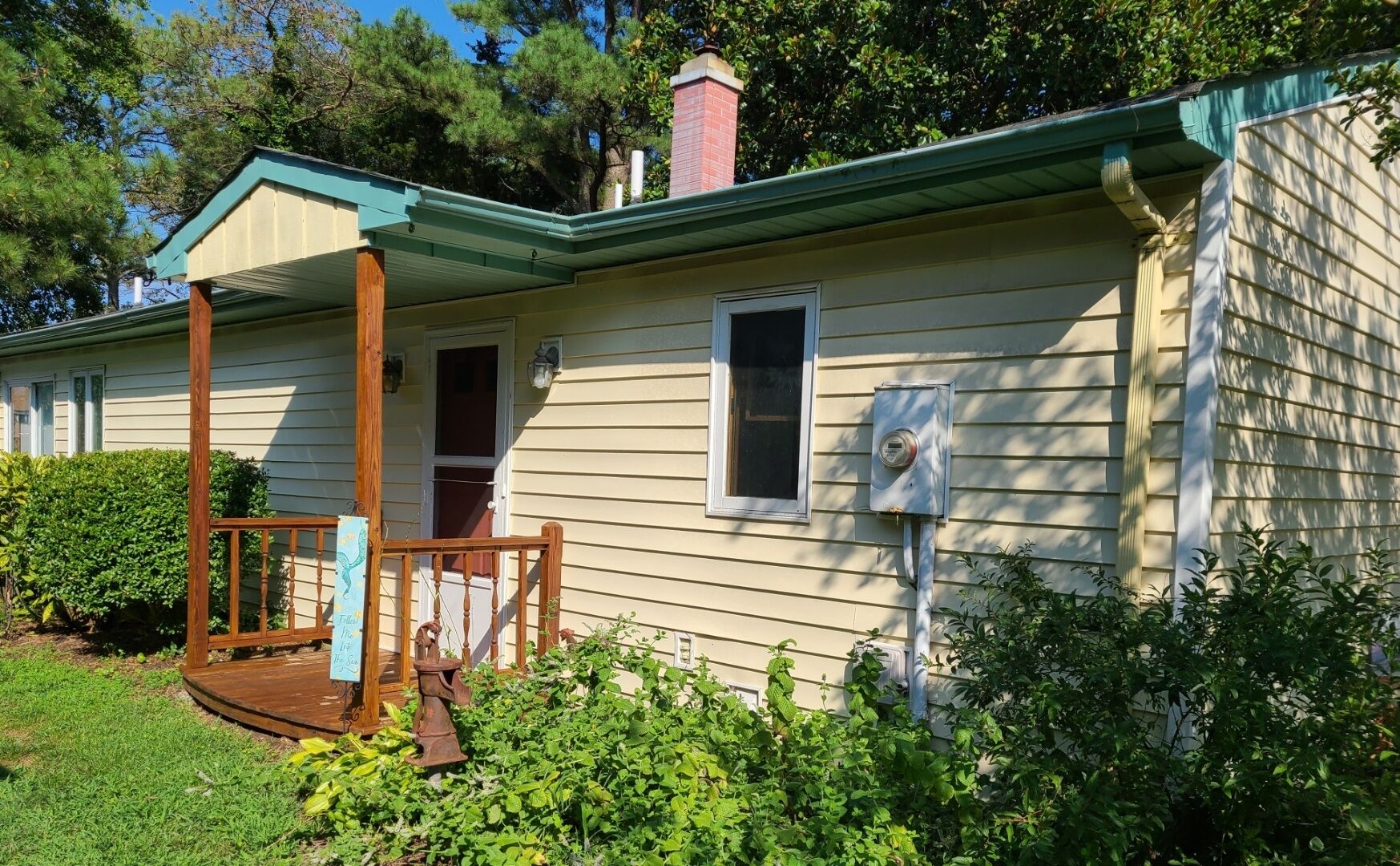 Island cottage getaway with deck and shared pier on the water. in Gwynn, United States