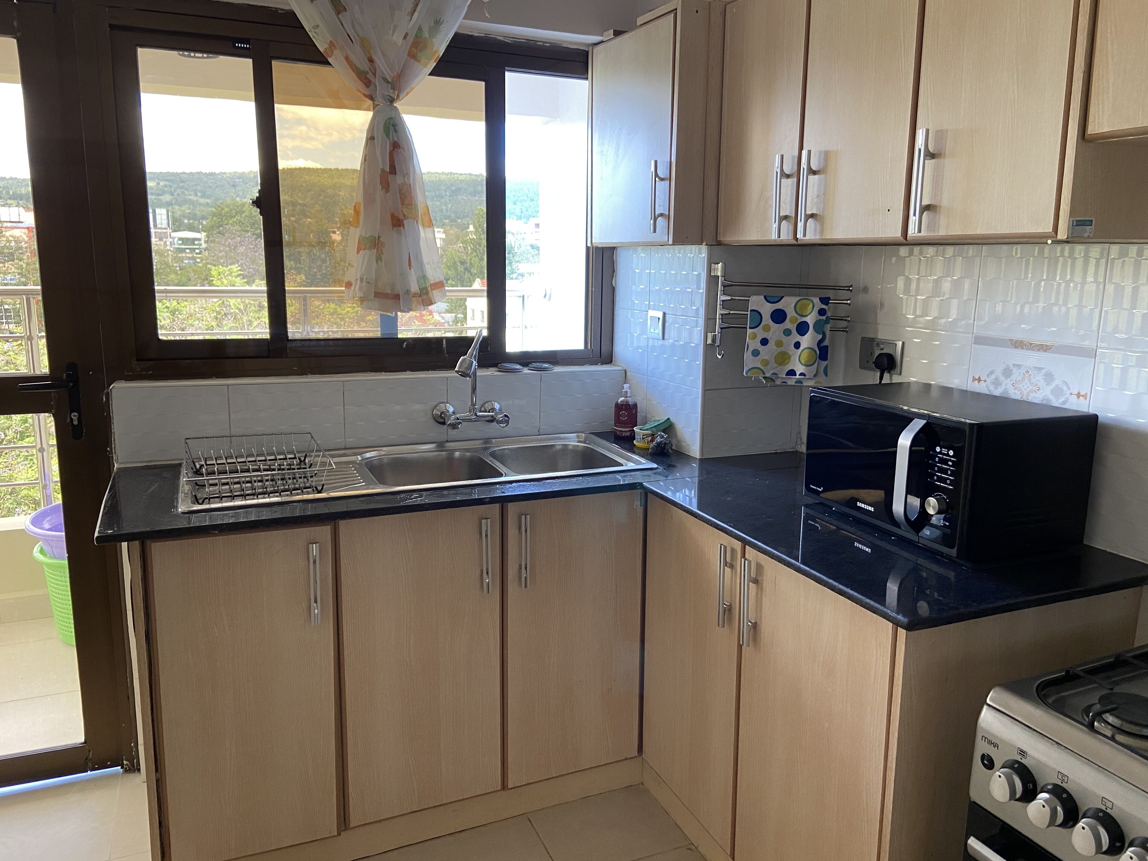 Full-size fridge, microwave, oven, stovetop
