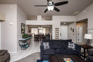 TV connectée, cheminée, lecteur de DVD, chaîne hi-fi