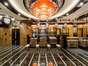 ฝ่ายต้อน  รับ