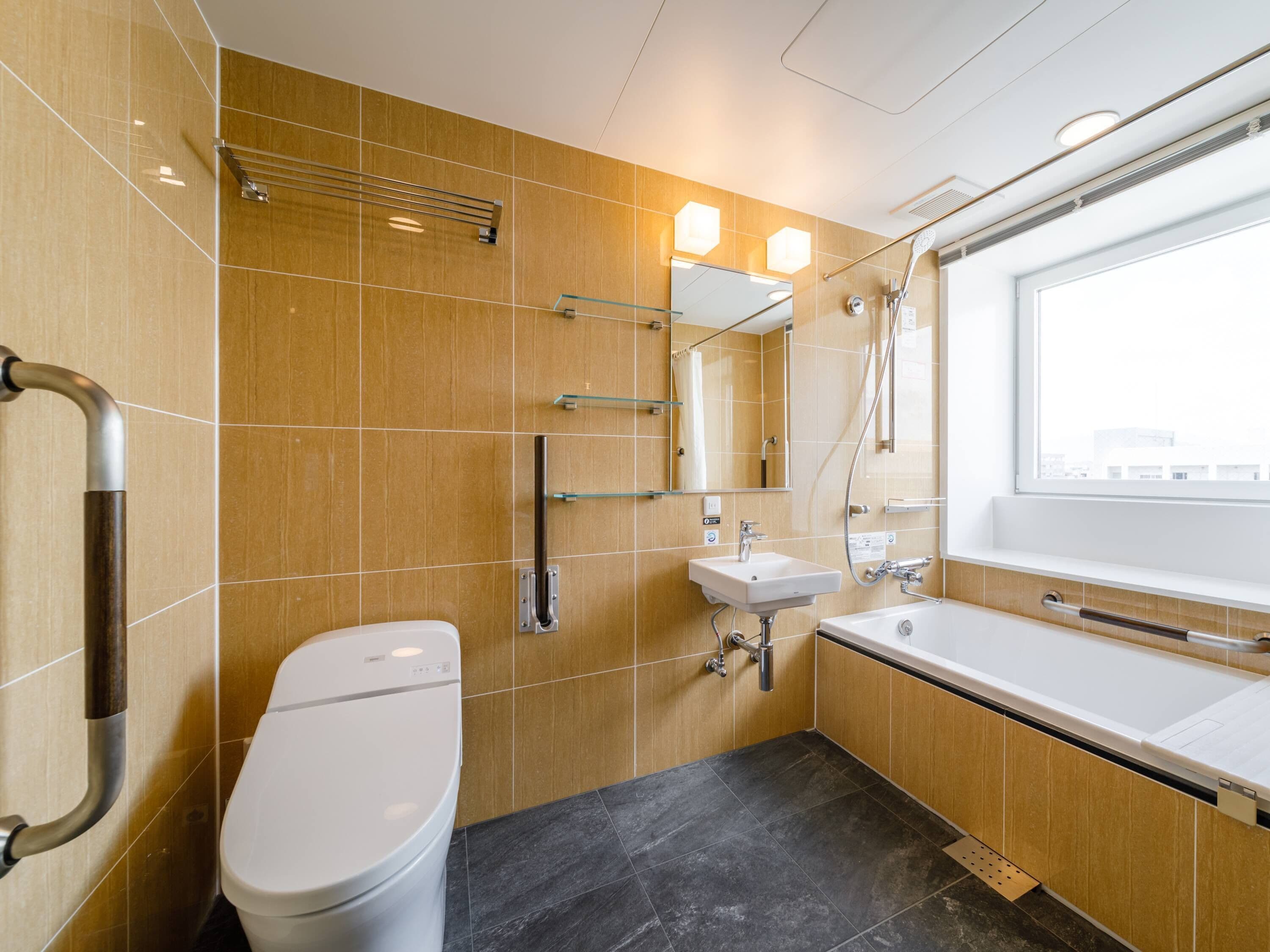 deluxe twin room, non smoking | bathroom | combined shower/bathtub, free toiletries, hair dryer, slippers