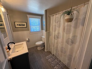 Badewanne, Handtücher, Seife, Shampoo