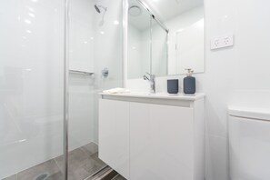 Premier Studio, 1 Double Bed, Private Bathroom | Bathroom | Shower, soap, shampoo, toilet paper - dwell East End Adelaide (Adelaide)