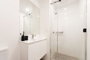 Superior Studio, 1 Double Bed, Private Bathroom | Bathroom | Shower, soap, shampoo, toilet paper - dwell East End Adelaide (Adelaide)