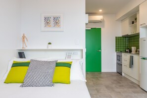 Escritorio, espacio para trabajar con laptop y wifi gratis 