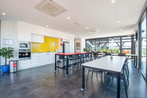 Refrigerador con freezer, microondas, placa de cocina, lavavajillas