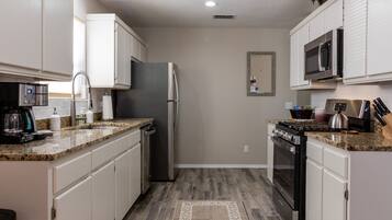 KylskÄp, mikrovÄgsugn, ugn och spishÀll