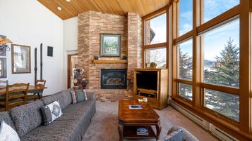 TV, fireplace, stereo