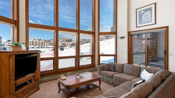 TV, fireplace, stereo