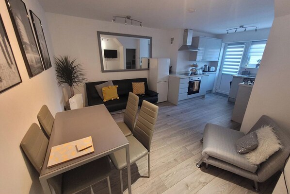 TV - Apt - Sleeps 4/5 - Garden - Parking (Margate)