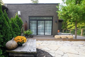 Terrace/patio - Retreat WithInn-Relaxation Centrally Located to Beaches and Walkable Restaurants (Harbert)