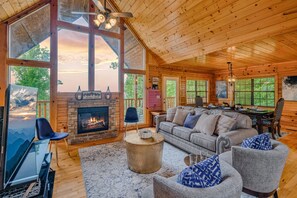 Smart-TV, peis, DVD-spiller og bøker