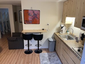 Refrigerador, lavavajillas, cafetera y tetera y utensilios de cocina 