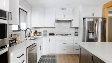 Geladeira, micro-ondas, fogão, cooktop