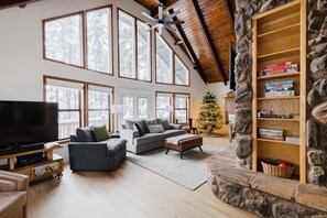 Smart TV, lareira, videogames, DVD player