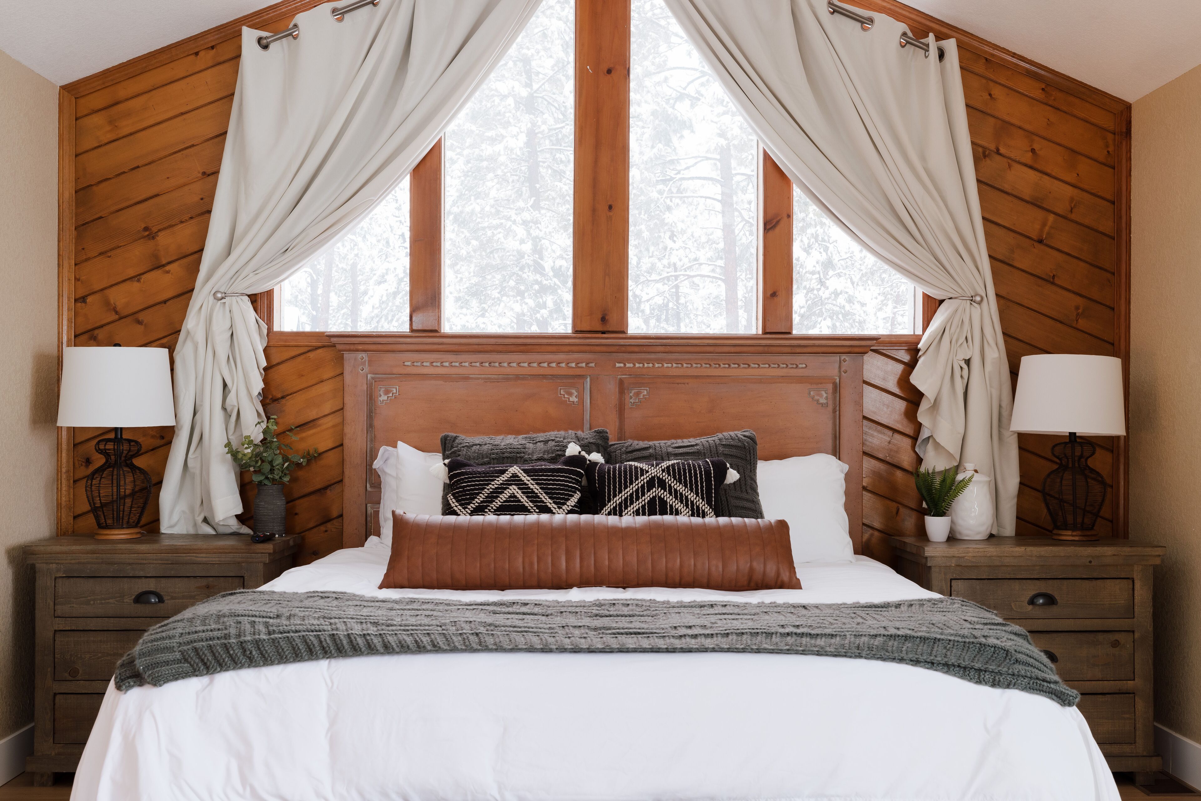 4 habitaciones, escritorio y tabla de planchar con plancha 