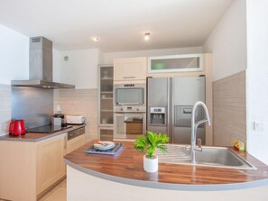 ثلاجة، ميكروويف، فرن، غسالة أطباق