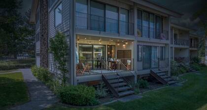 Waterfront condo w boatslip, Walk to Local dining and entertainment