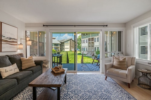 Lakeside Retreat|2 Pools|Walk to Restaurants|BBQ|Boatslip