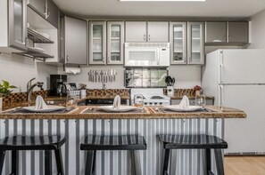 ثلاجة، ميكروويف، فرن، موقد طهي مسطح