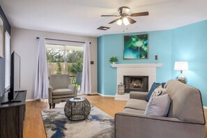 TV - Leisurely Leander Home Perfect For Large Families! (Leander)