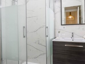 Ducha, secador de pelo, toallas