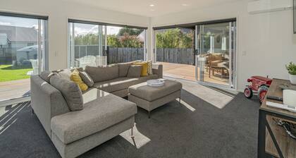 Sundaze Escape - Cooks Beach Holiday Home