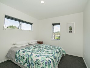 2 bedrooms, iron/ironing board, WiFi - Sundaze Escape - Cooks Beach Holiday Home (Cooks Beach)