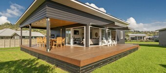 Sundaze Escape - Cooks Beach Holiday Home