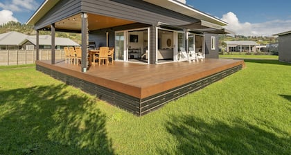 Sundaze Escape - Cooks Beach Holiday Home