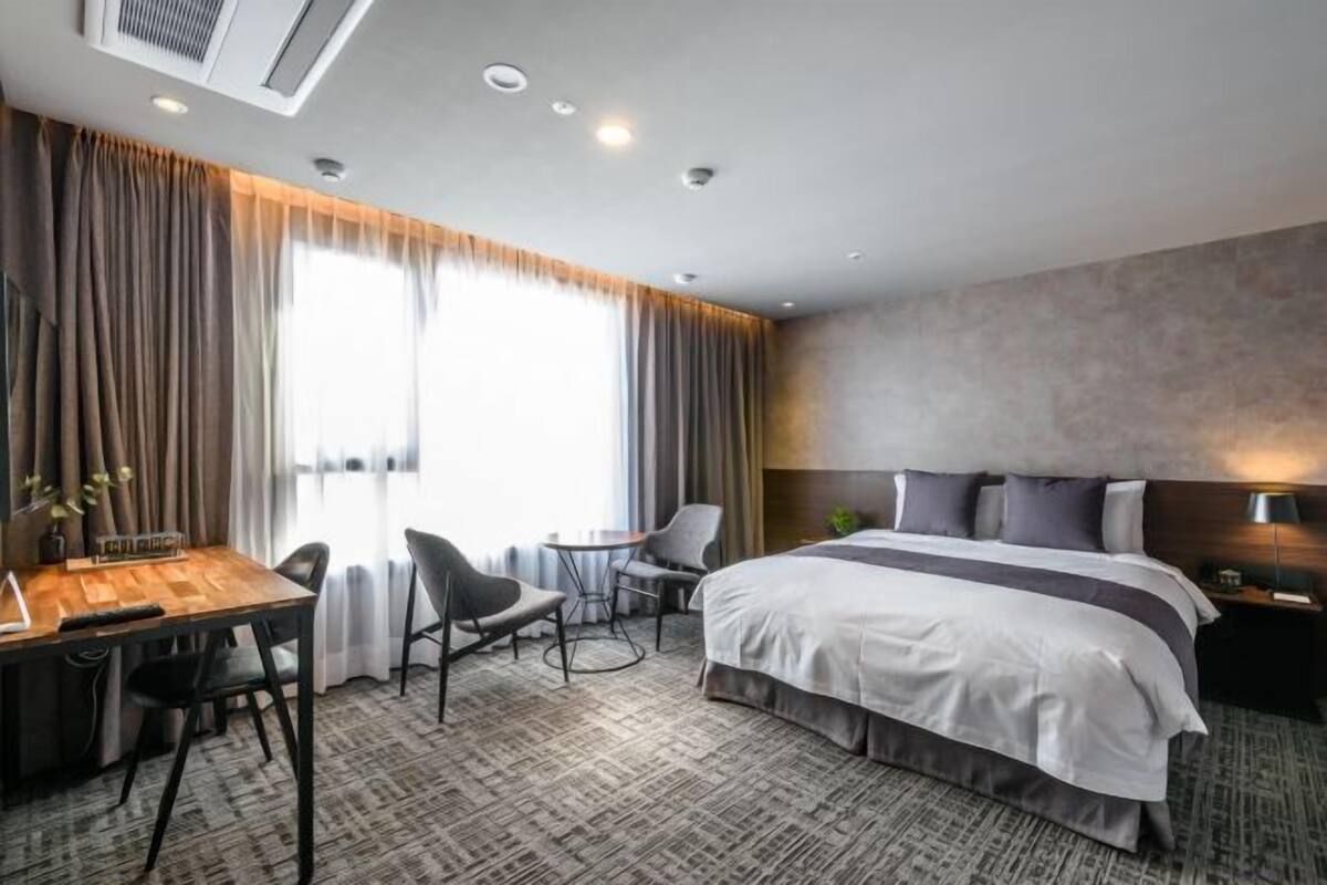 Free WiFi, individually decorated, individually furnished, bed sheets