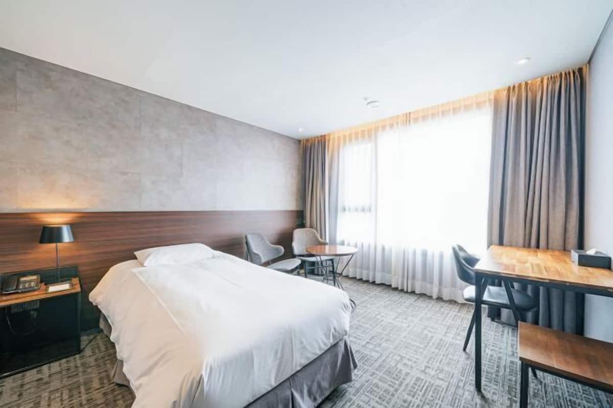 Decoración individual, mobiliario individual, wifi gratis y ropa de cama