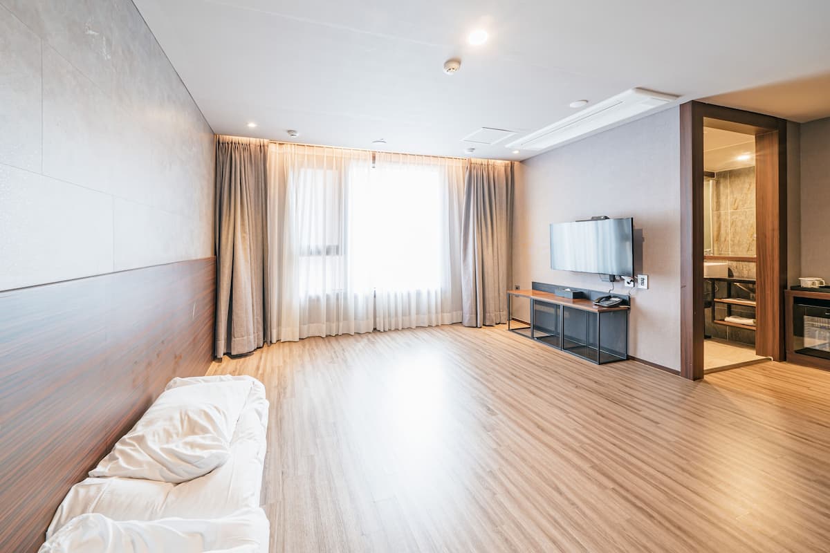 Decoración individual, mobiliario individual, wifi gratis y ropa de cama