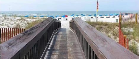 Accommodatie ligt op het strand, ligstoelen