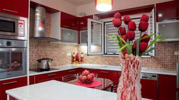 Vila, 3 quartos, para fumantes, piscina particular | Cozinha privada | Micro-ondas, cafeteira/chaleira, chaleira elétrica