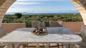 A table with a view of the landscape through an archway. - Villa Sar in Kampani Chania (Chania)