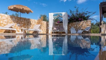 Vila, 3 quartos, para fumantes, piscina particular | Piscina | Piscina externa