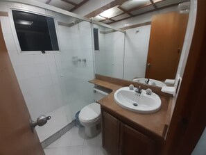 Apartment, 2 Bedrooms, Accessible, Balcony | Bathroom amenities
